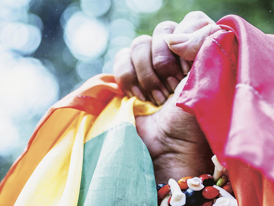 Verfolgt, vertrieben, ermordet: Kaum eine Bevölkerungsgruppe hat unter dem bewaffneten Konflikt in Kolumbien so gelitten wie Menschen mit diversen Geschlechteridentitäten oder sexuellen Orientierungen. Die GIZ unterstützt sie dabei, die gewaltsame Vergangenheit aufzuarbeiten und im Friedensprozess eingebunden zu werden. Vier Stimmen über diesen schwierigen Weg.