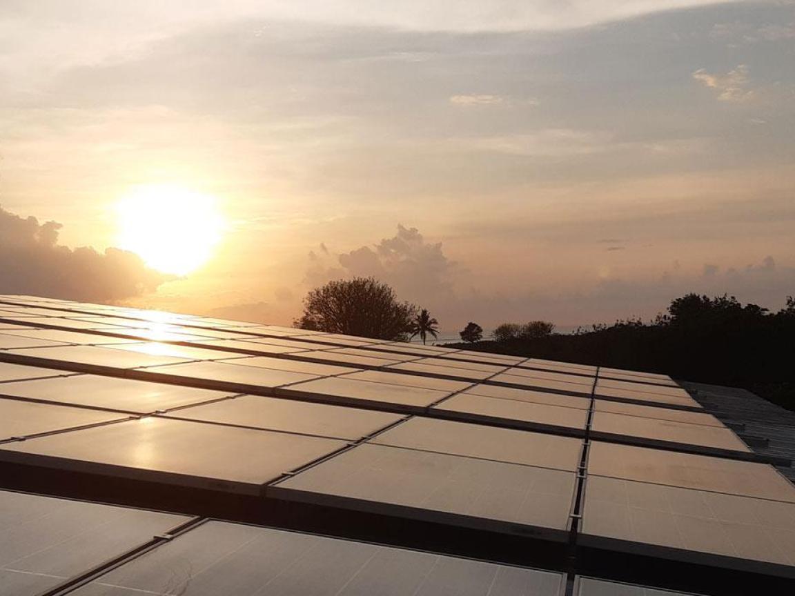 Solarzellen bei Sonnenuntergang