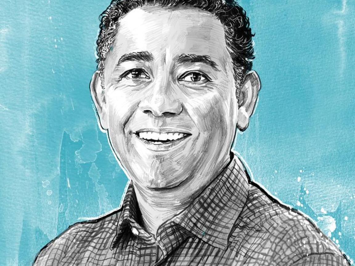 Schwarz-weiße Zeichnung eines Mannes mit lockigem Haar und kariertem Hemd vor hellblauem Hintergrund.