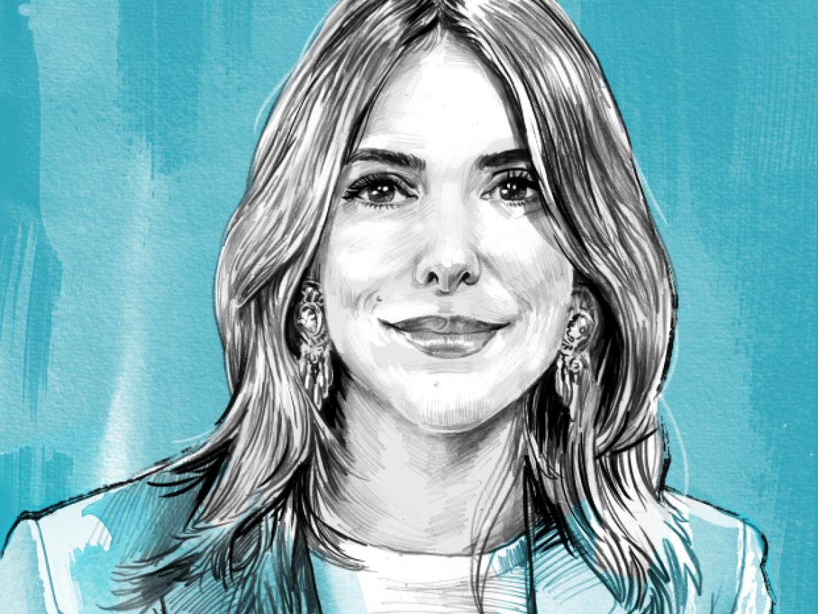 Ein schwarz-weißes Porträt einer Frau mit schulterlangem Haar und Ohrringen, vor einem türkisfarbenen Hintergrund.