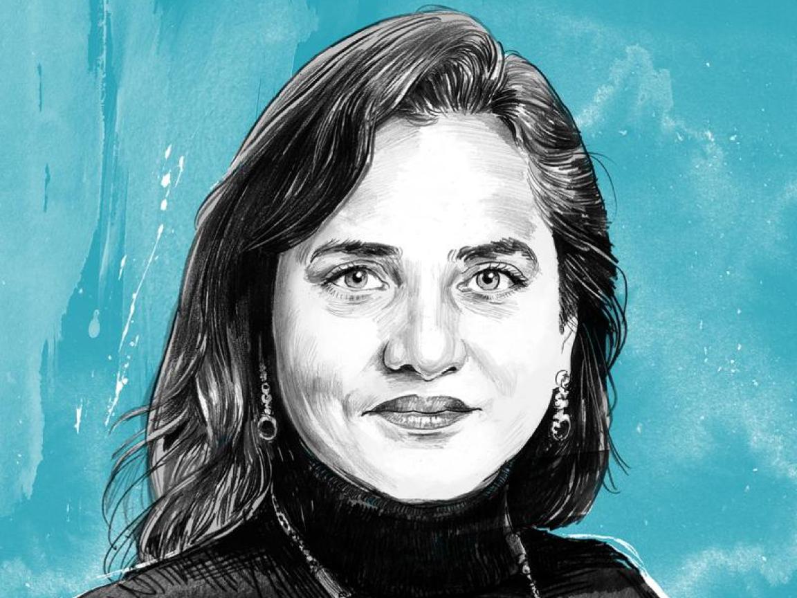 Schwarz-weißes, digital gezeichnetes Porträt einer Frau mit langen, dunklen Haaren und Ohrringen vor einem türkisfarbenen Aquarellhintergrund mit schwarzem Rollkragenpullover