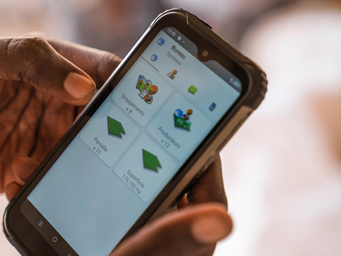 Hände, die ein Smartphone halten