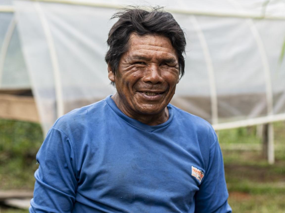 Cacay-Nuss-Farmer vor einer Nusssammlungsstation.