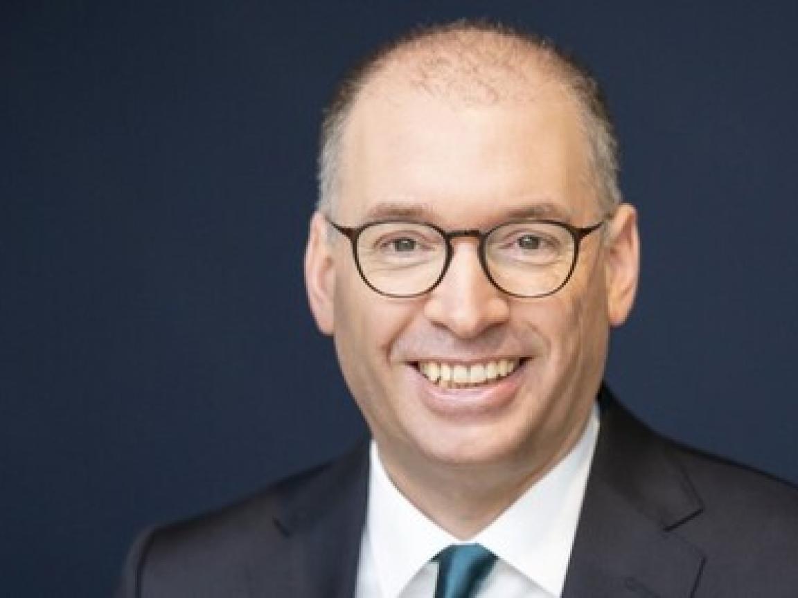 Portrait photo of Niels Annen, State Secretary in the German Federal Ministry for Economic Cooperation and Development, in a dark-coloured suit with a petrol blue tie