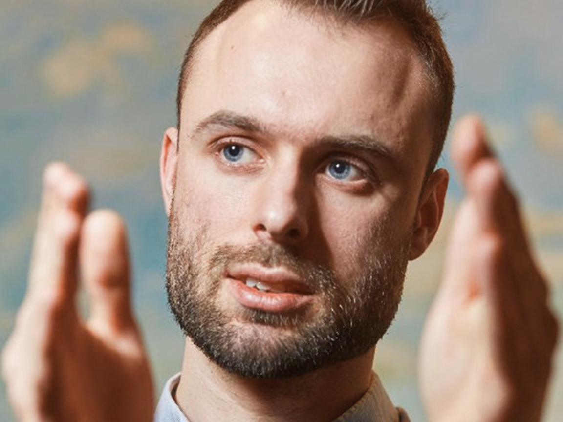 Mann hat beide Hände halb vor seinem Gesicht