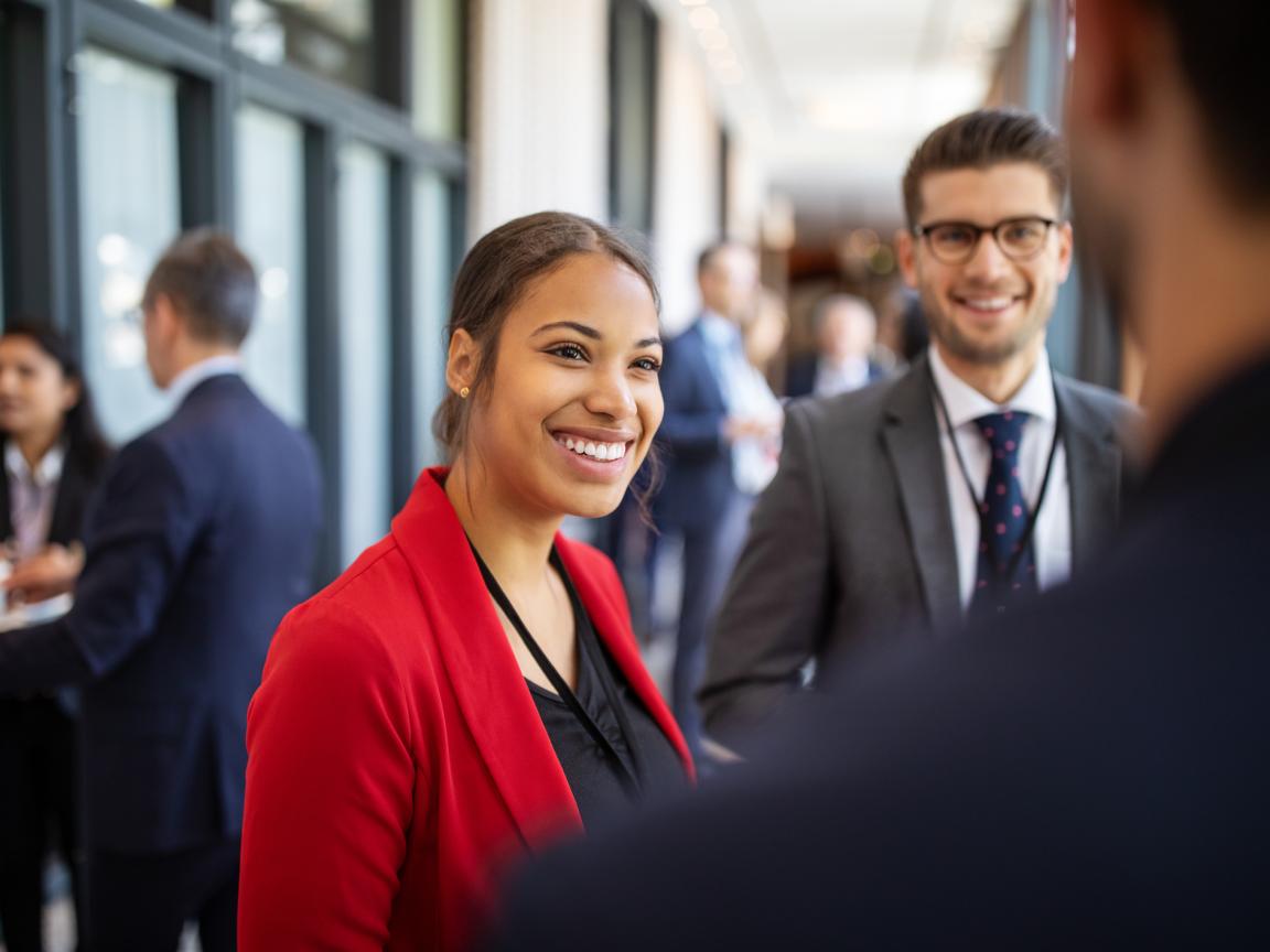 Menschen treffen sich im beruflichen Umfeld