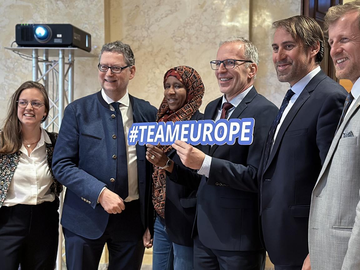 Sechs Personen posieren gemeinsam für ein Gruppenfoto, eine Person in der Mitte hält ein Schild mit der Aufschrift "#TEAMEUROPE".