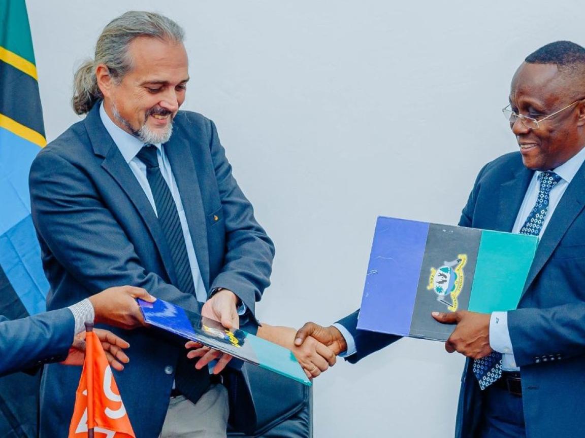 Vertreter der GIZ, des tansanischen Ministeriums für Finanzen und Planung und vom Ministerium für Wasser, Energie und Mineralien unterzeichnen eine Vereinbarung.