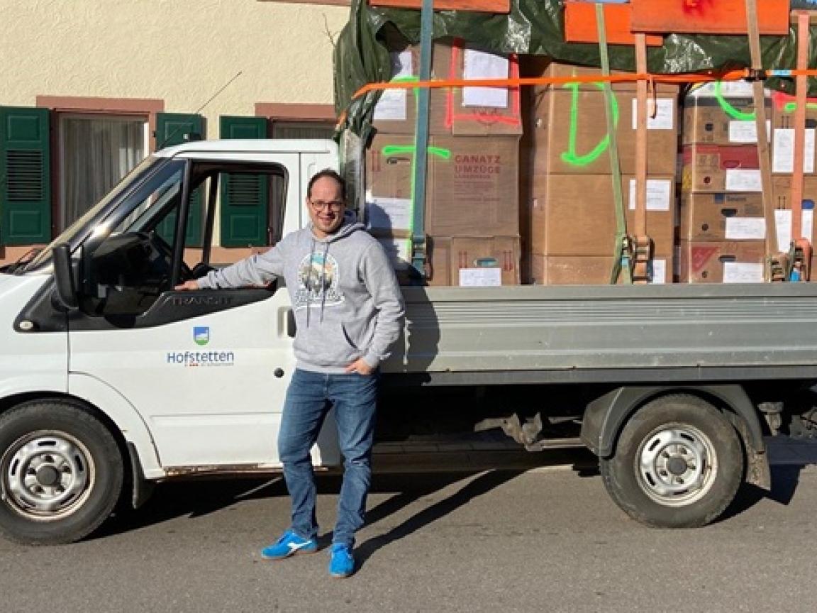Mayor Martin Assmann stands in front of a truck with supplies for the partner community Ukraine