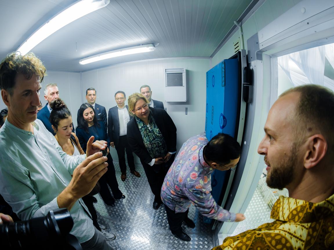 Mehrere Personen im neuen Kühlhaus in Bogor, darunter Bundesministerin Reem Alabali Radovan.