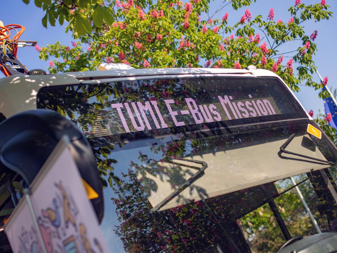 Ein Bus mit Elektroantrieb aus der Froschperspektive.