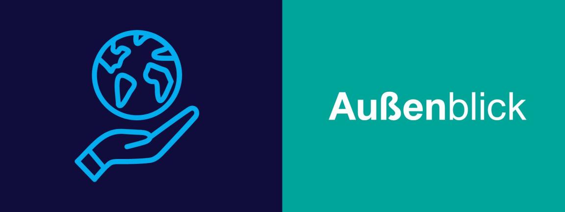 Grafische Darstellung mit zwei Hälften: Links auf dunkelblauem Hintergrund ein hellblaues Symbol einer Hand, die eine stilisierte Erdkugel hält. Rechts auf türkisfarbenem Hintergrund weisser Schriftzug „Aussenblick“.