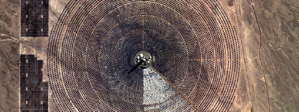 Luftaufnahme einer grossen Solarturmkraftwerksanlage in der Wüste.