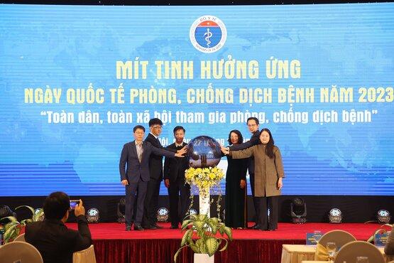 6 people on a stage of a ceremony to respond to the International Day of Epidemic Preparedness in 2023