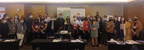 Gruppenbild des Ministeriums für Umwelt und natürliche Ressourcen (DENR) und lokaler Regierungseinheiten