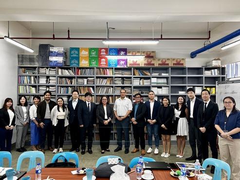 Gruppenbild des DHSUD-Büro für Umwelt, Landnutzung und Stadtplanung und -entwicklung sowie des japanischen Ministeriums für Land, Infrastruktur, Verkehr und Tourismus (MLIT) und der Agentur Urban Renaissance (UR)