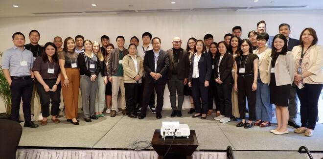 Gruppenbild des philippinischen Verkehrsministeriums zusammen mit der Kommission für Klimawandel und dem Ministerium für Umwelt und natürliche Ressourcen