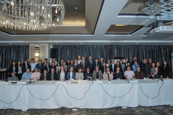 Gruppenbild in einem Saal