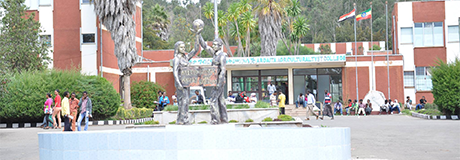 Eingang Ardaita's AVET college mit einem kleinen Vorplatz und der Skulptur zweier Menschen in der Mitte.