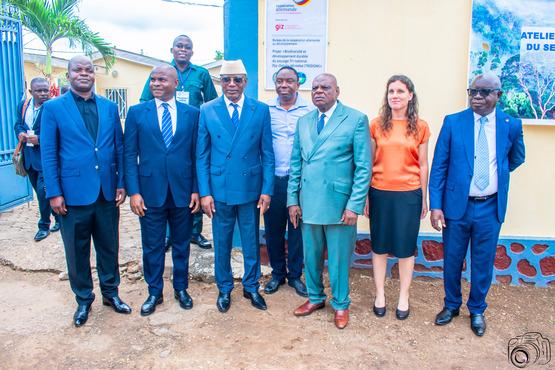 Gruppenbild vor einem Gebäude