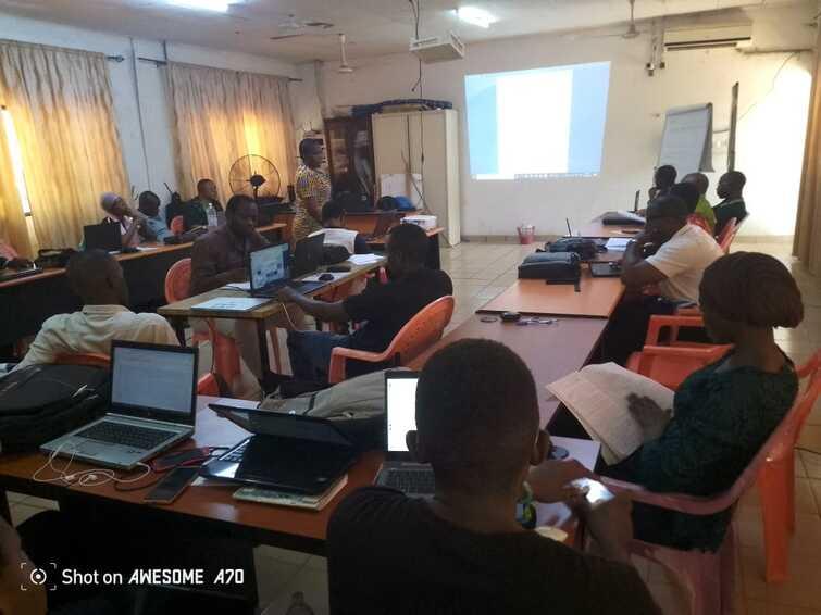 Personen in einem Raum während der Fortbildung