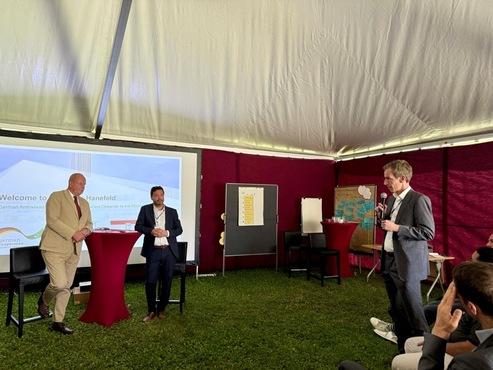 Mitglieder des GIZ Afrikanische Union Teams halten eine Rede.