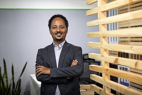 Abrahame Endias in einem Büro mit natürlichen Einrichtungselementen.