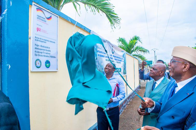 Enthüllung eines Schildes zur Einweihung