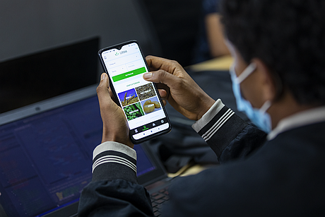 Abrhame Endrias, wie er über seinen Smartphone "Lersha" nutzt.