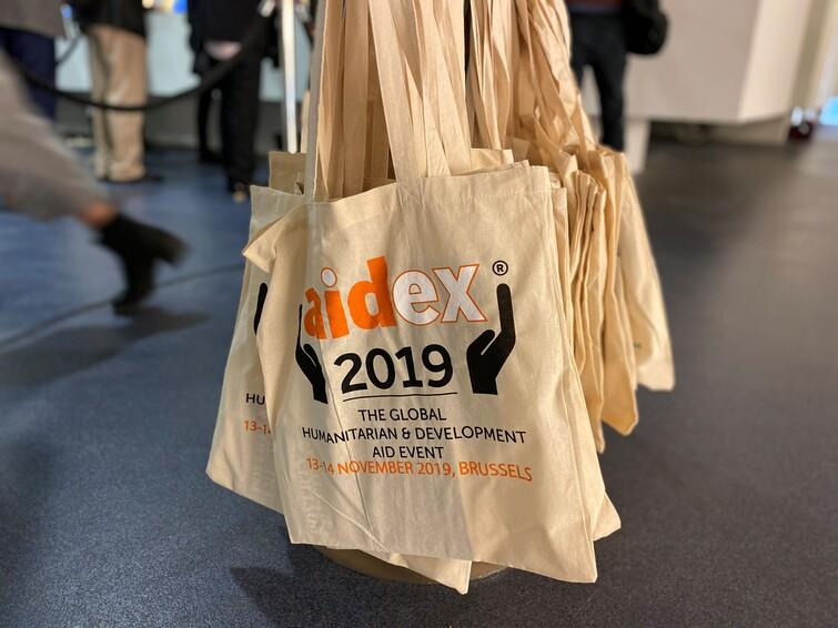 Viele Taschen von aidex 2019 hängen an einer Stange