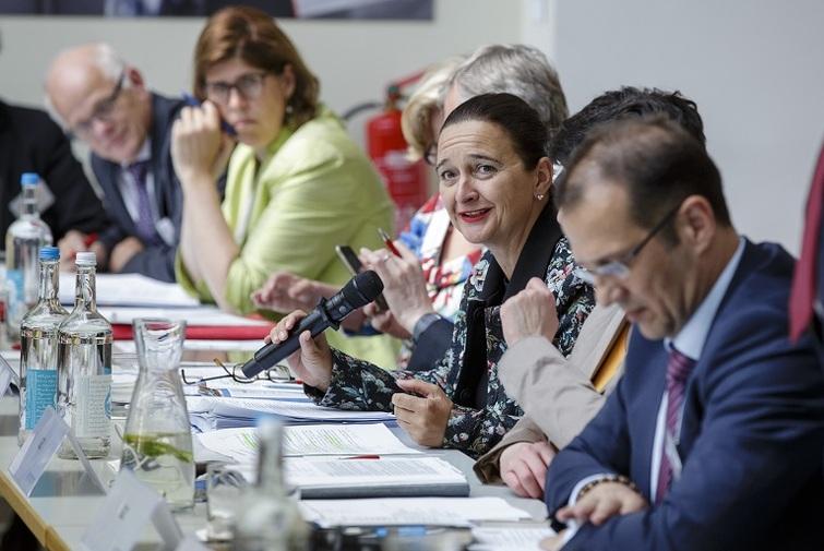 Frau hält ein Mikrofon