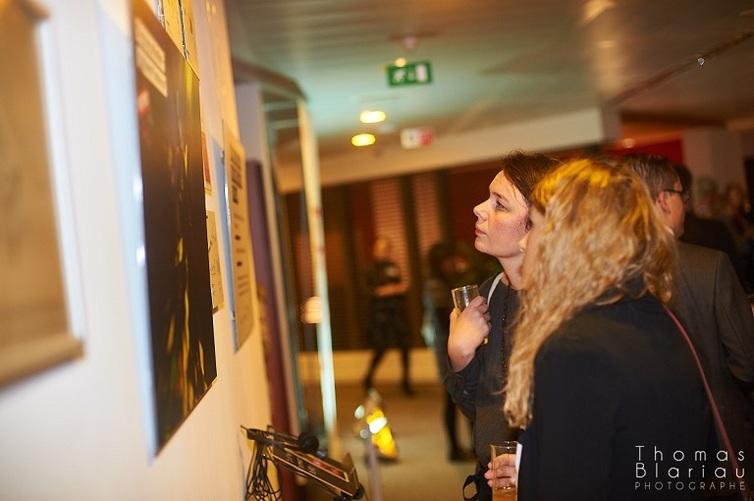 Zwei Frauen schauen sich ein Bild an der Wand an