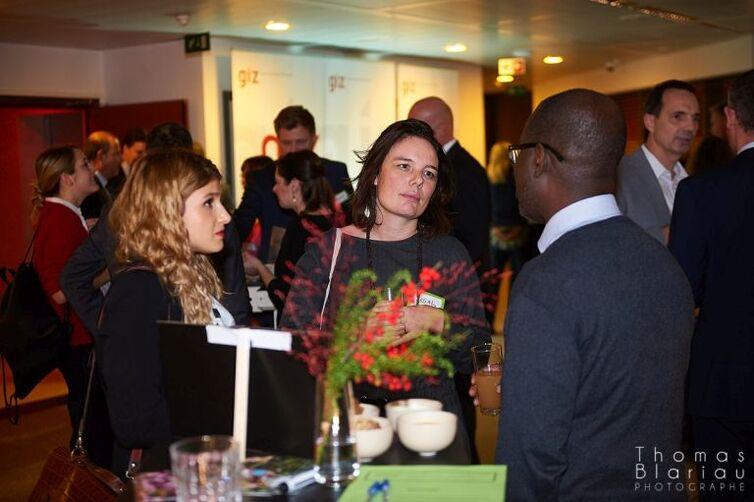 Zwei Frauen stehen vor einem Mann