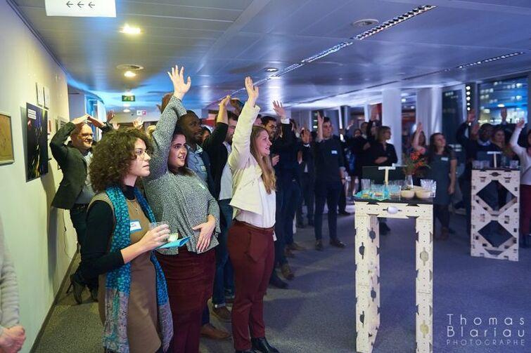 Viele Personen halten eine Hand nach oben