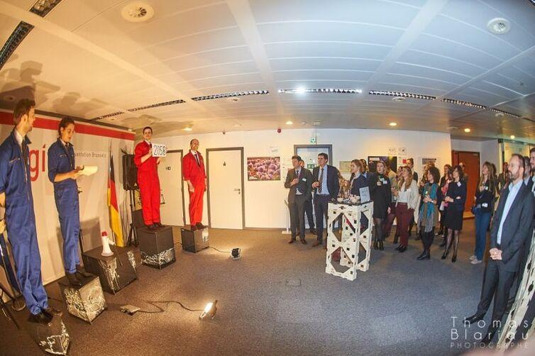 Von der Seite werden die zwei Leute in blauen und roten Overalls gezeigt