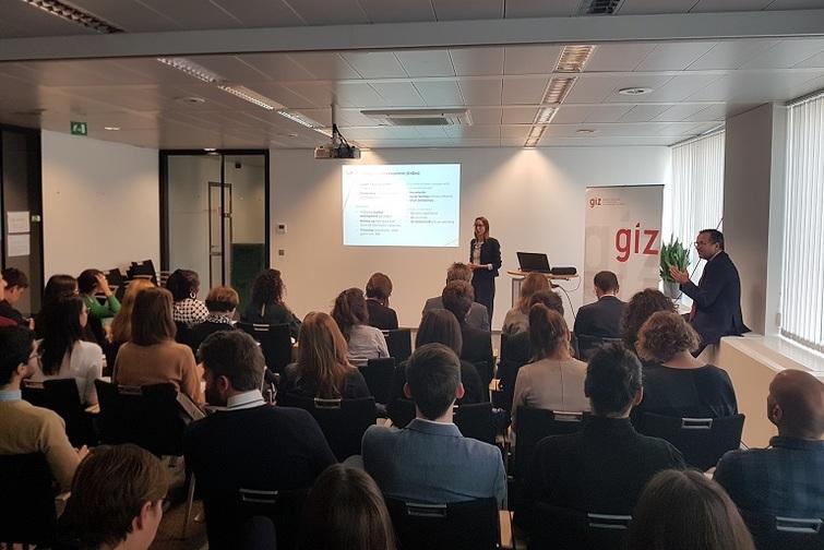 Eine Person steht vor Publikum