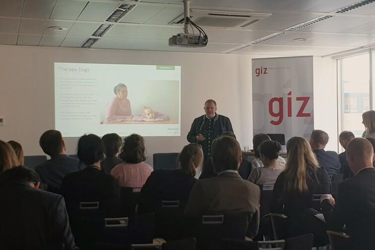 Ein Mann steht vor einem Publikum