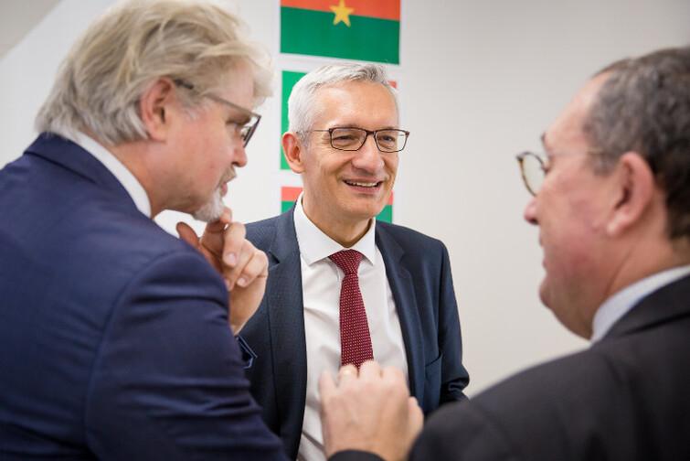 Drei Männer unterhalten sich