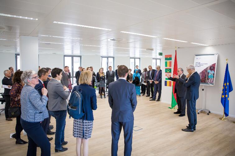 Viele Personen stehen in einem Raum verteilt