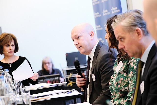 Mann hält ein Mikrofon in der Hand