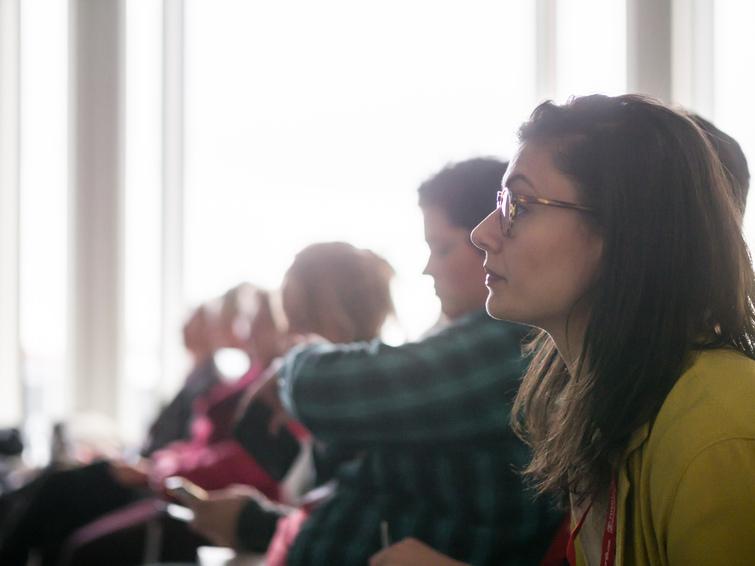 Frau schaut geradeaus nach vorne