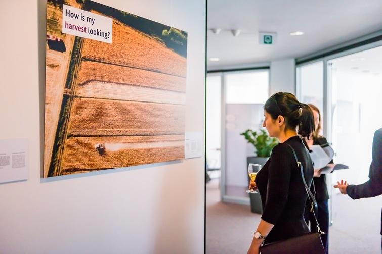 Frau steht vor einem Bild