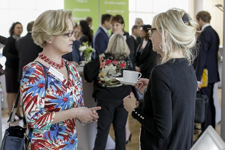 Zwei Frauen stehen gegenüber und unterhalten sich