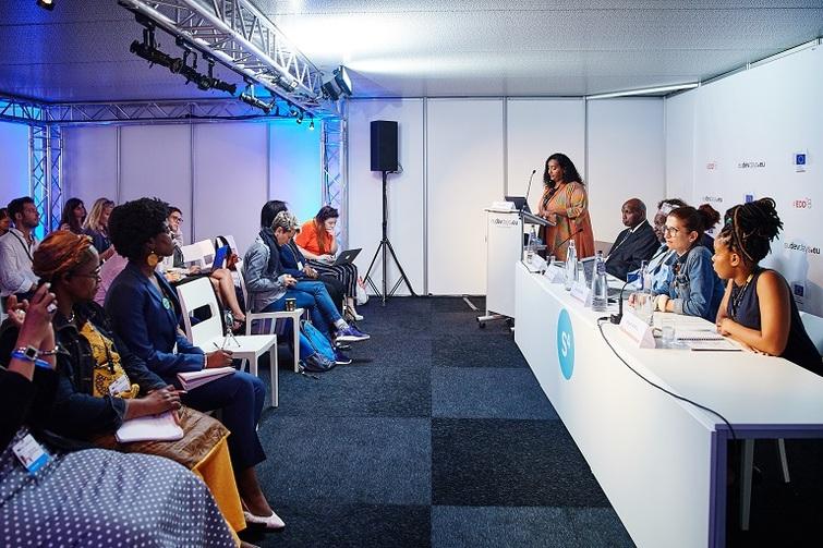 Seitliche Ansicht von dem Plenum