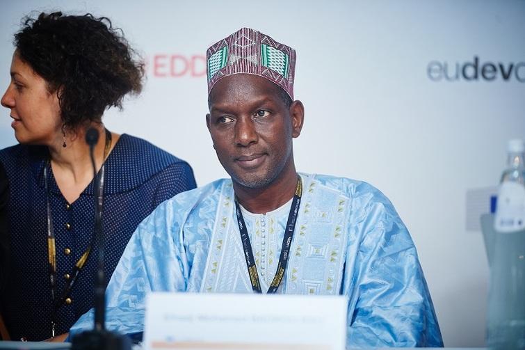 Ein Mann schaut nach vorne