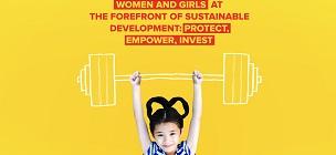 Mädchen hebt ein gezeichnetes Gewicht. Darüber steht ein Text "Women and girls at the forefront of sustainable development: protect, empower, invest"