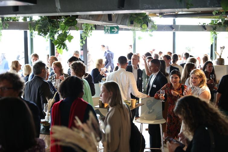 Viele Menschen in einem Raum verteilt unterhalten sich