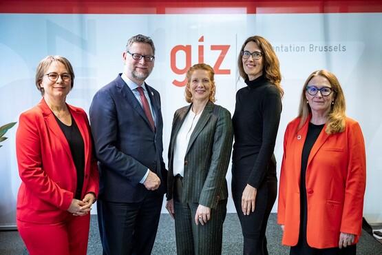 Der Vorstand der GIZ steht mit zwei Mitgliedern des Belgischen Ministerium zusammen