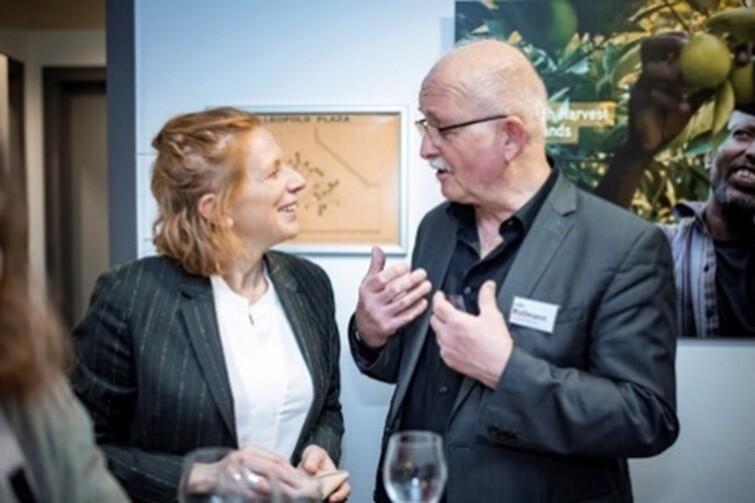 Heidy Rombouts redet mit MEP Udo Bullmann