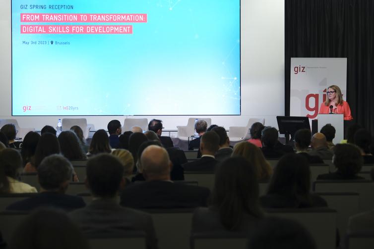 Ingrid-Gabriela Hoven spricht vor einem Publikum